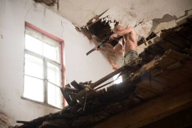 Adam çizim makineli tüfek kendini savunma