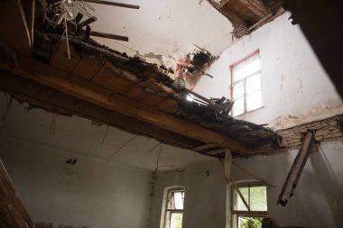 Kaslı adam Holding makineli tüfek