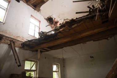 Makineli tüfek ile kendine güvenen erkek portre