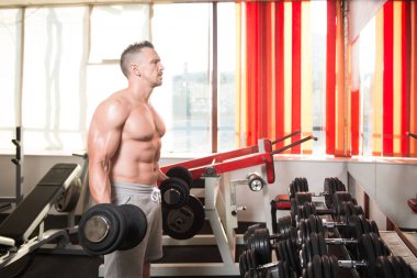 Sporcu Spor Salonunda Bisiklet Çalışıyor - Aptal Konsantrasyon Kıvrımları