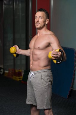 Kettle Bell ve Flexing Muscles ile Egzersiz Yapan Genç Adam - Kaslı Atletik Vücut Geliştirici Fitness Egzersizleri