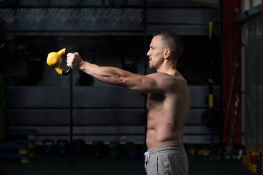 Kettle Bell ve Flexing Muscles ile Egzersiz Yapan Genç Adam - Kaslı Atletik Vücut Geliştirici Fitness Egzersizleri