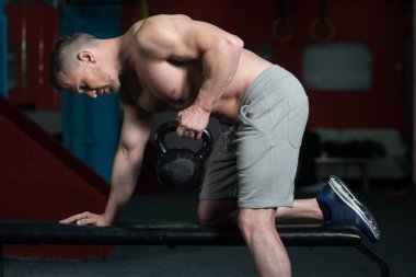 Kettle Bell ve Flexing Muscles ile Egzersiz Yapan Genç Adam - Kaslı Atletik Vücut Geliştirici Fitness Egzersizleri