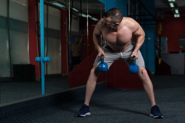 Kettle Bell ve Flexing Muscles ile Egzersiz Yapan Genç Adam - Kaslı Atletik Vücut Geliştirici Fitness Egzersizleri