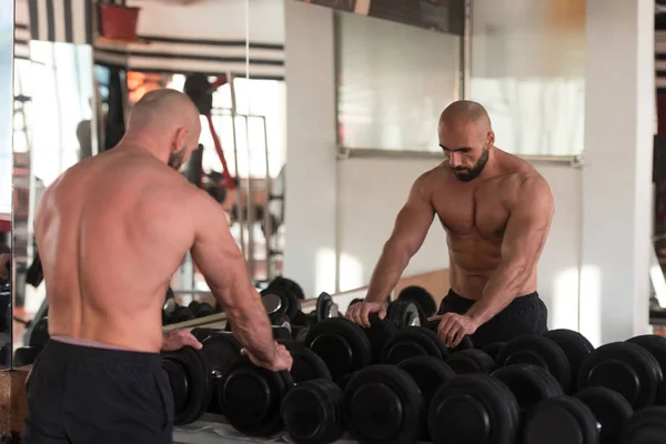 Uomo muscolare dopo l'esercizio di riposo in palestra — Foto Stock