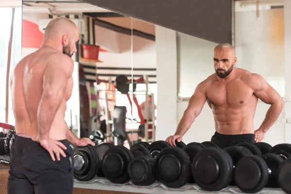 Dinlenme salonunda egzersiz sonrası kas adam