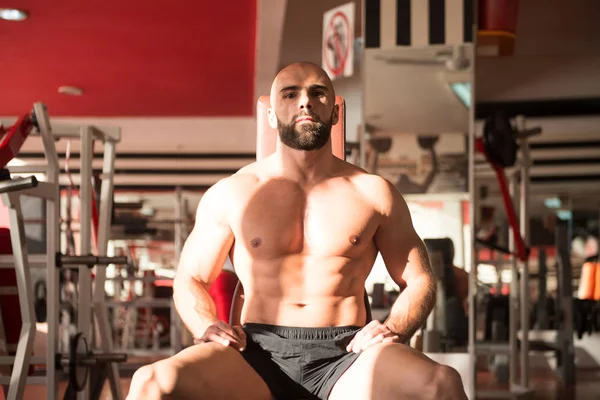 Spor salonu Afther alıştırmada dinlenme çekici genç adam