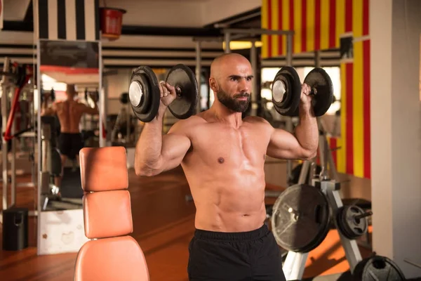 Schouders oefening In een sportschool — Stockfoto