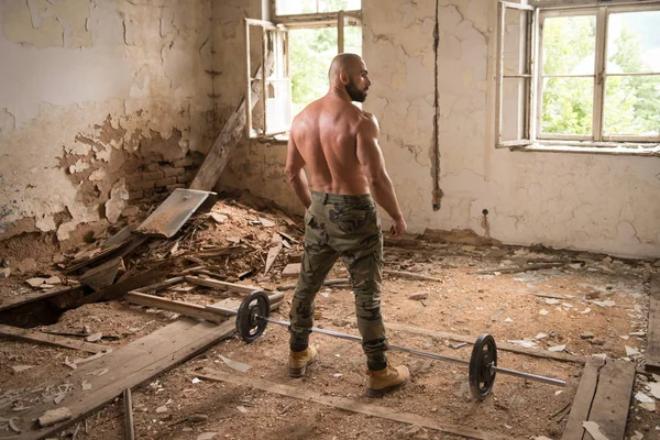 Ciddi adam harabelerde ayakta