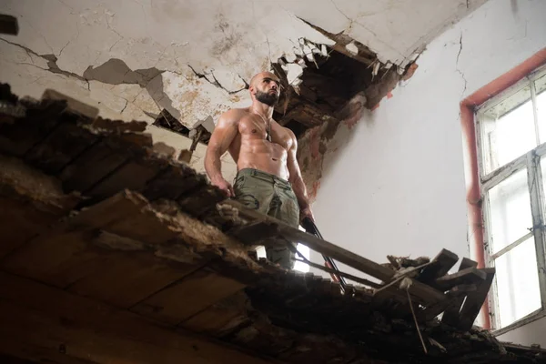 Kaslı adam Holding makineli tüfek