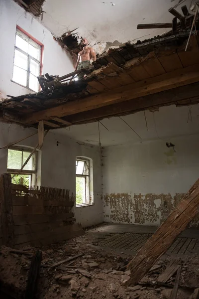 Adam çizim makineli tüfek kendini savunma