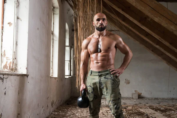 Adam su ısıtıcısı çan sığınak içinde olan egzersiz