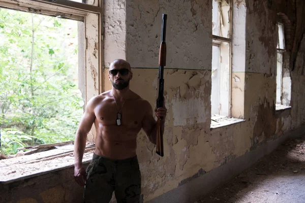 Soldat zieht Maschinengewehr in Notwehr — Stockfoto