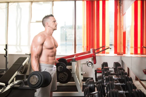 Sporcu Spor Salonunda Bisiklet Çalışıyor - Aptal Konsantrasyon Kıvrımları