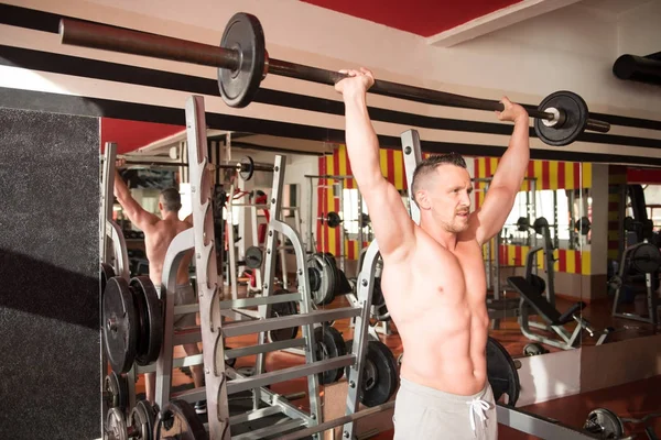 Gespierde Man Zwaar Gewicht Oefening Voor Schouders Met Barbell Sportschool — Stockfoto