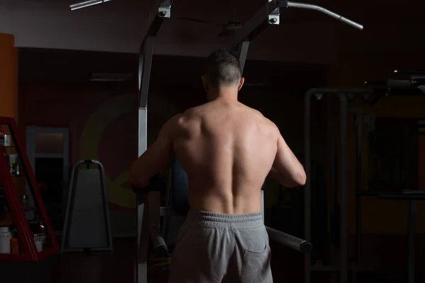 Man Atleet Doen Pull Ups Kin Ups Sportschool — Stockfoto