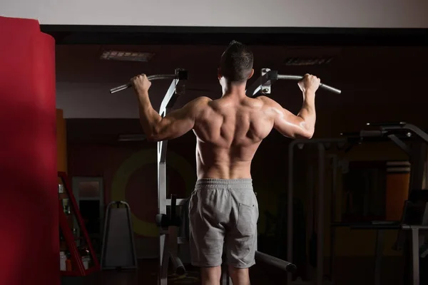 Man Atleet Doen Pull Ups Kin Ups Sportschool — Stockfoto