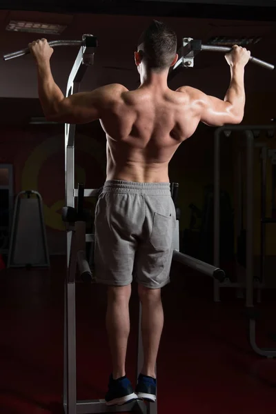 Hombre Atleta Haciendo Pull Ups Chin Ups Gimnasio — Foto de Stock