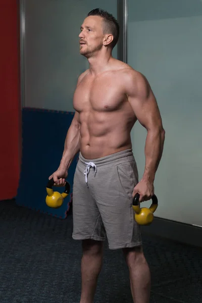 Młody Mężczyzna Ćwiczący Kettle Bell Flexing Muscles Muscular Athletic Bodybuilder — Zdjęcie stockowe