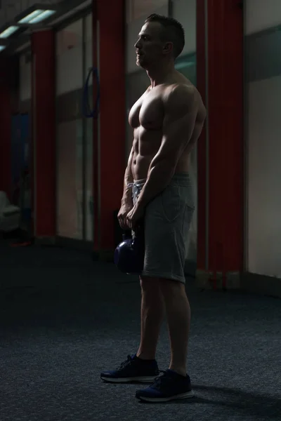 Jeune Homme Exerçant Avec Cloche Bouilloire Les Muscles Flexibles Musclé — Photo