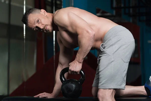 Kettle Bell Flexing Muscles Ile Egzersiz Yapan Genç Adam Kaslı — Stok fotoğraf