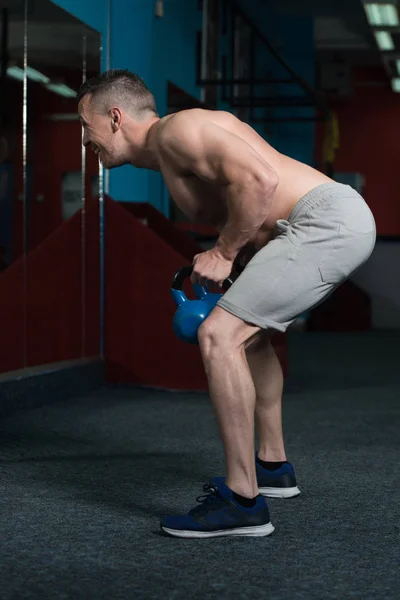 Exercício Homem Novo Com Sino Chaleira Músculos Flexing Exercícios Atléticos — Fotografia de Stock