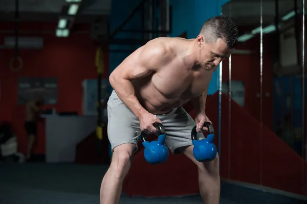 Hombre Joven Haciendo Ejercicio Con Kettle Bell Gimnasio Oscuro Culturista —  Fotos de Stock