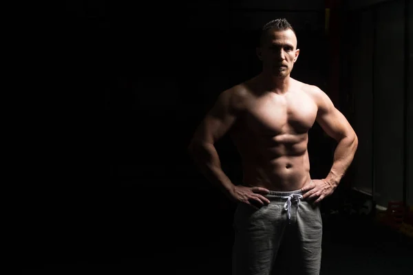 よく訓練された体を示す若い身体フィット男の肖像 運動後の筋肉運動体ビルダーフィットネスモデルのポーズ — ストック写真