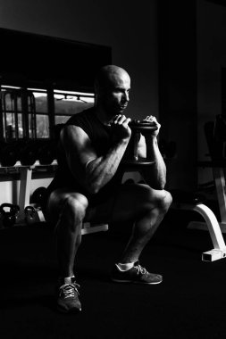 Bacaklar egzersiz bir spor salonunda Dumbbells ile