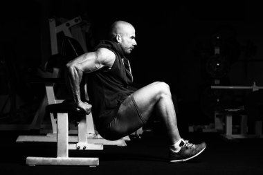 Dayanıklılık egzersiz bir spor salonunda bankta