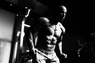 Paralel Bar antreman için Triceps ve göğüs