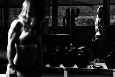 İyi eğitimli vücudu gösterilen spor salonunda kadın