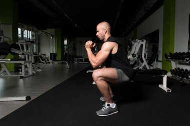 Adam kuadriseps ve Glutes egzersiz Dumbbells ile