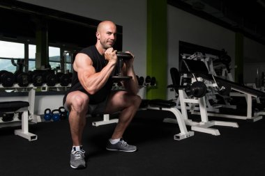Bacaklar egzersiz bir spor salonunda Dumbbells ile
