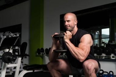 Kuadriseps ve Glutes egzersiz bir spor salonunda