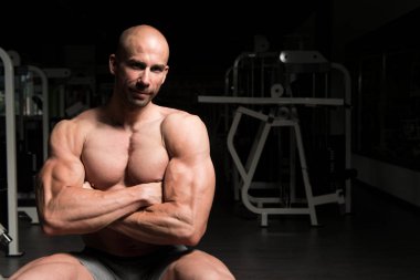 Spor salonu Afther alıştırmada dinlenme çekici genç adam