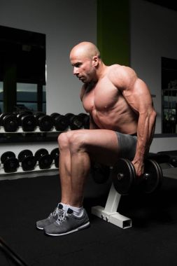 Trapezius için ağır egzersiz yapan erkek