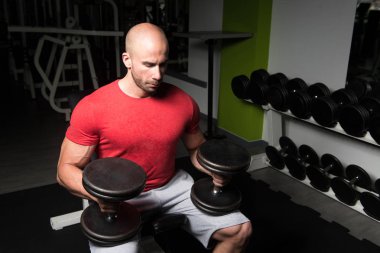 Adam göğüs egzersiz Dumbbells ile
