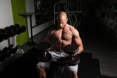 Adam göğüs egzersiz Dumbbells ile