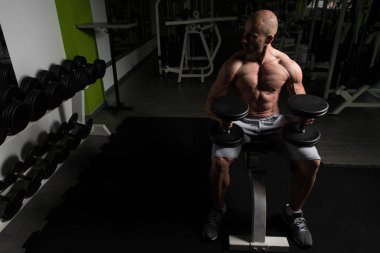 Göğüs egzersiz bir spor salonunda Dumbbells ile