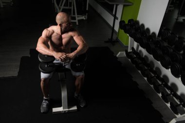 Göğüs egzersiz bir spor salonunda Dumbbells ile