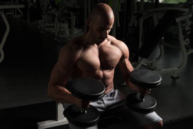 Adam göğüs egzersiz Dumbbells ile