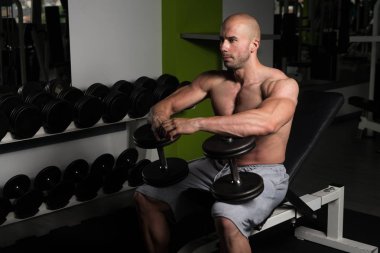 Göğüs egzersiz bir spor salonunda