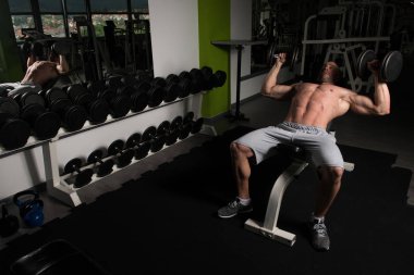 Göğüs egzersiz bir spor salonunda Dumbbells ile