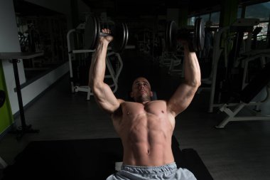 Göğüs egzersiz bir spor salonunda