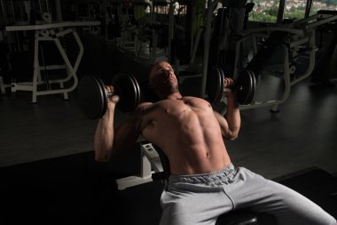 Adam göğüs egzersiz Dumbbells ile