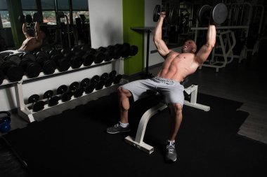 Göğüs egzersiz bir spor salonunda