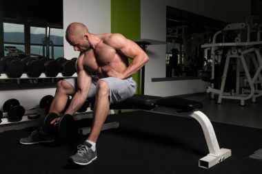 Pazı egzersiz bir spor salonunda Dumbbells ile