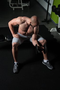 Pazı egzersiz bir spor salonunda Dumbbells ile