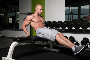 Mekik bir spor salonunda yapıyor erkek